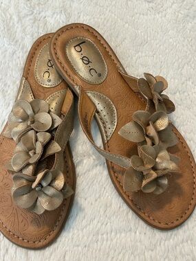 b.o.c. Tan Sandals with Metallic Gold Floral Applique Sz 6 Beach Vacation Summer